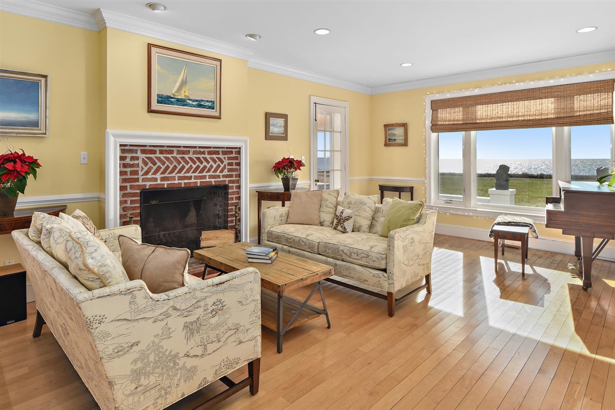 How to Stage a Waterfront Home for Maximum Appeal